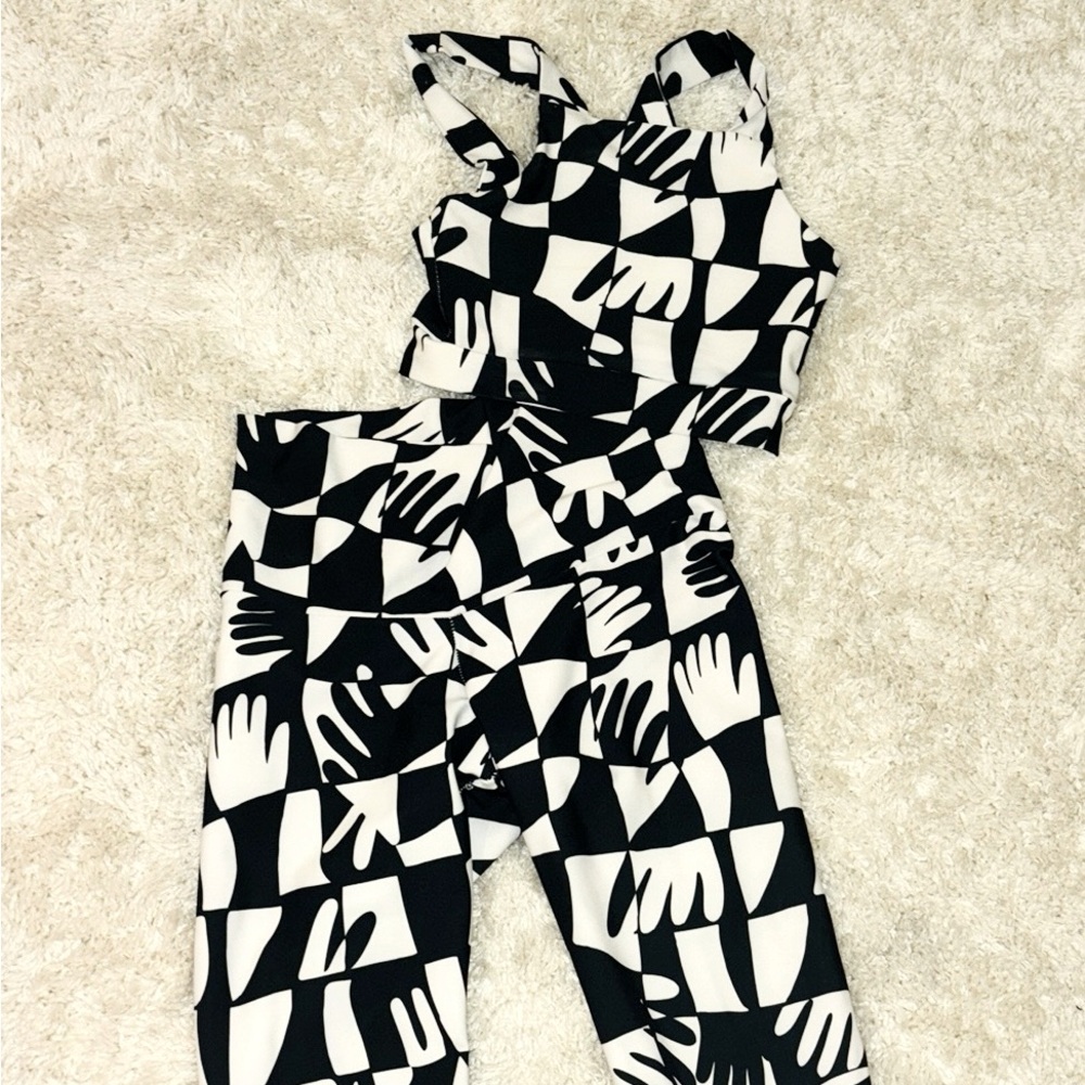 Anthropologie workout set ordered a size to small comes with top + bottom :)